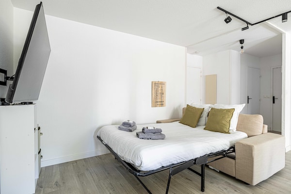 Foto van Comfort en rust met airconditioning, parkeergelegenheid en balkon. - Untagged