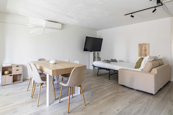 Foto van Comfort en rust met airconditioning, parkeergelegenheid en balkon. - Untagged