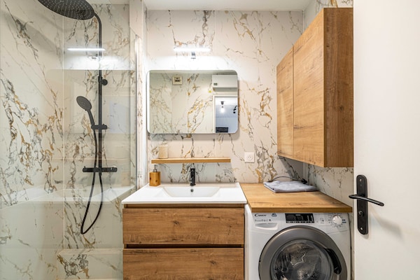 Foto van Comfort en rust met airconditioning, parkeergelegenheid en balkon. - Untagged