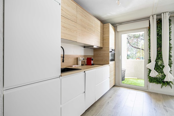 Foto van Comfort en rust met airconditioning, parkeergelegenheid en balkon. - Untagged