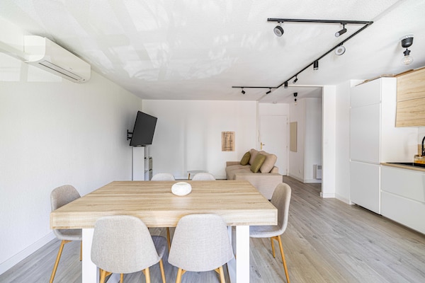 Foto van Comfort en rust met airconditioning, parkeergelegenheid en balkon. - Untagged