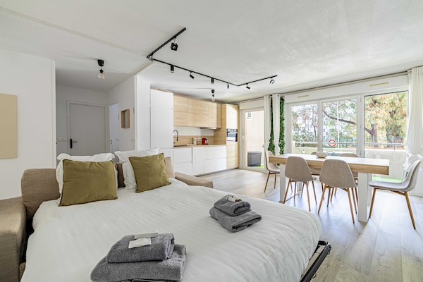 Foto van Comfort en rust met airconditioning, parkeergelegenheid en balkon. - Untagged