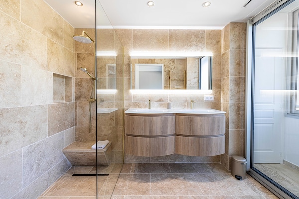 Foto van Ruim appartement met airconditioning, 2 slaapkamers en 4 slaapkamers – Cannes - Untagged