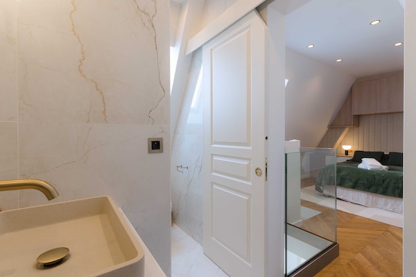 Foto van Luxe duplexwoning met 2 slaapkamers en parkeerplaats in Place Morny - Untagged