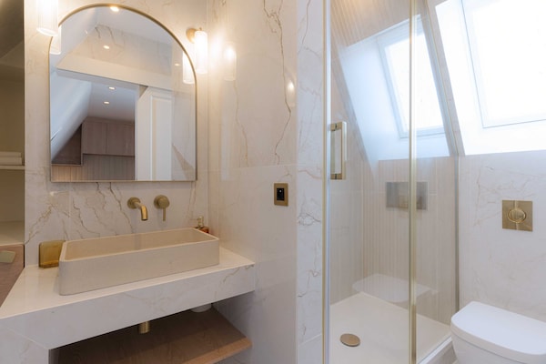 Foto van Luxe duplexwoning met 2 slaapkamers en parkeerplaats in Place Morny - Untagged