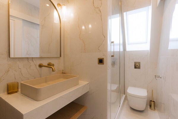 Foto van Luxe duplexwoning met 2 slaapkamers en parkeerplaats in Place Morny - Untagged
