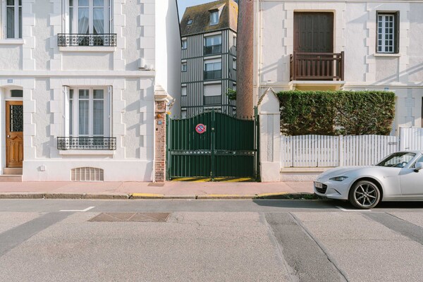 Foto van Luxe duplexwoning met 2 slaapkamers en parkeerplaats in Place Morny - Untagged