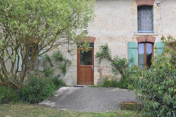 Foto van Boerderij in Giroux bij bos en meer - Vakantiehuis in Giroux - ExteriorSummer