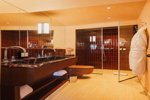 Foto van Vertrouwelijke kamer 3, op een steenworp afstand van het Louvre - Untagged