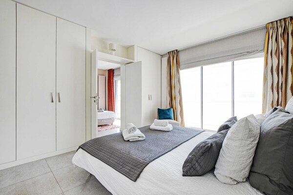 Foto van Uitzonderlijk 3BDR/6P appartement - Uitzicht op de Eiffeltoren - Untagged