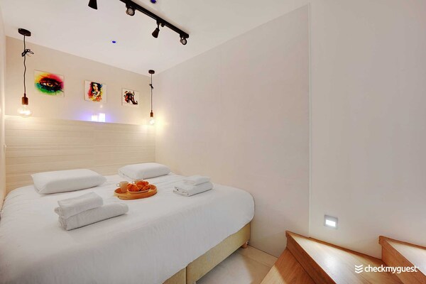 Foto van Intiem appartement met airco en jacuzzi - Montmartre - 