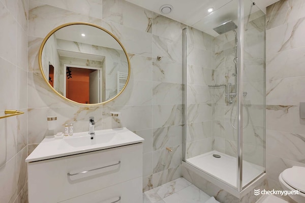 Foto van Intiem appartement met airco en jacuzzi - Montmartre - 