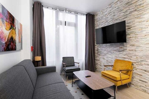 Foto van Intiem appartement met airco en jacuzzi - Montmartre - 