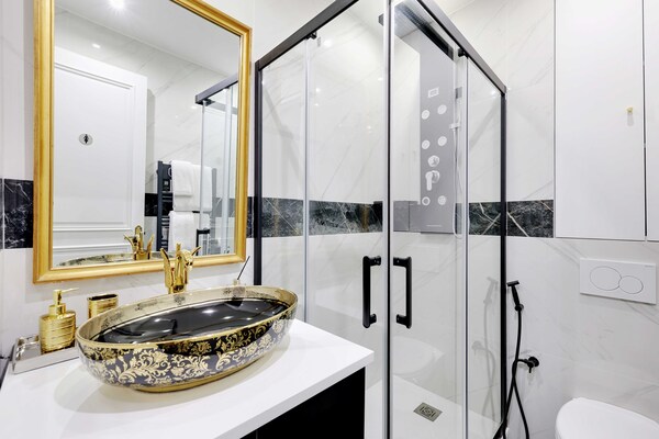 Foto van Luxe appartement met 2 slaapkamers en 6 badkamers - Arc de Triomphe - Untagged