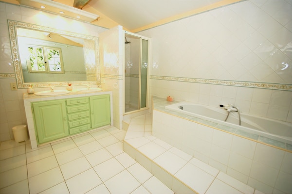 Foto van Vakantiehuis in Le Thor met privézwembad - Vakantiehuis in Le Thor - BathRoom