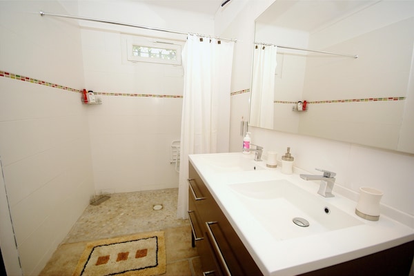 Foto van Vakantiehuis in Le Thor met privézwembad - Vakantiehuis in Le Thor - BathRoom