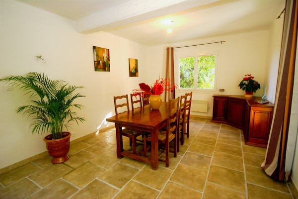 Foto van Vakantiehuis in Le Thor met privézwembad - Vakantiehuis in Le Thor - DiningRoom