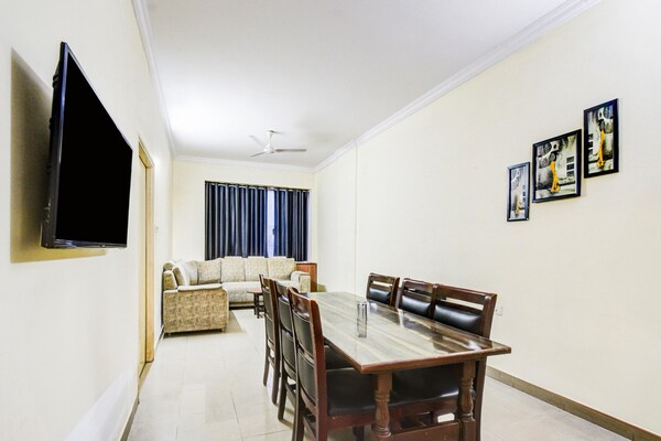 Foto van Gezellige verblijven in Red Hills Lakdikapul van S - LivingRoom