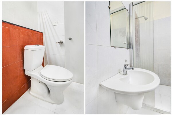 Foto van Gezellige verblijven in Red Hills Lakdikapul van S - BathRoom