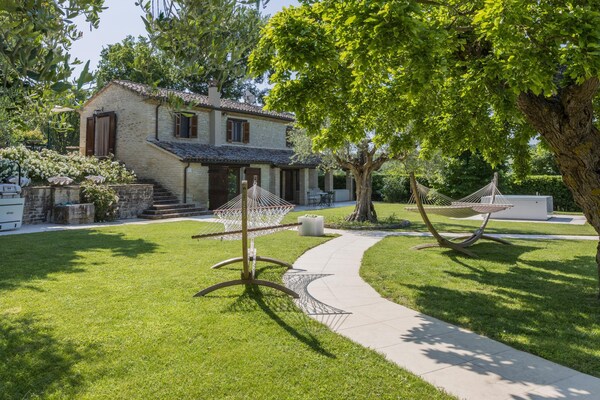 Foto van Schilderachtige villa met verwarmd zwembad - Vakantiehuis in Sant'ippolito - ExteriorSummer