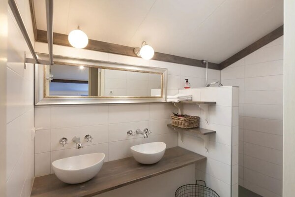 Foto van Leuke vakantiewoning in Horssen met tuin - Vakantiehuis in Horssen - BathRoom