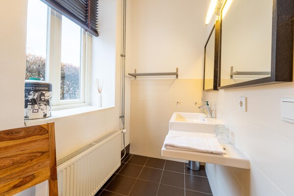 Foto van Fantastische groepsvilla op de Veluwe - Vakantiehuis in Teuge - BathRoom