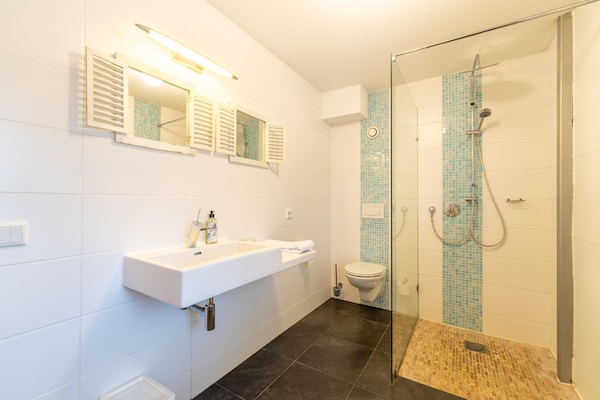 Foto van Fantastische groepsvilla op de Veluwe - Vakantiehuis in Teuge - BathRoom