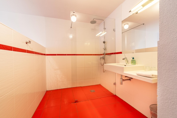 Foto van Fantastische groepsvilla op de Veluwe - Vakantiehuis in Teuge - BathRoom