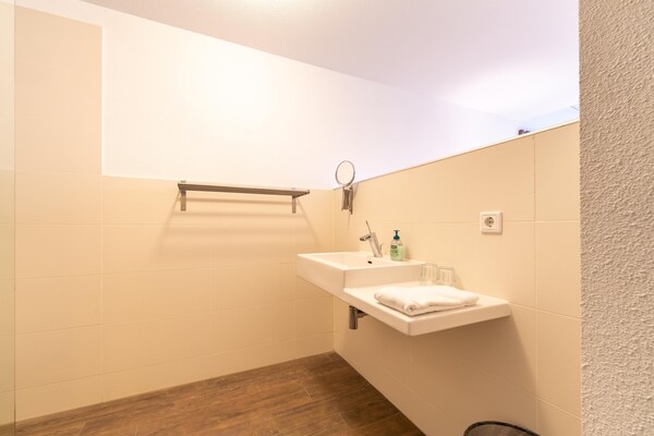 Foto van Fantastische groepsvilla op de Veluwe - Vakantiehuis in Teuge - BathRoom