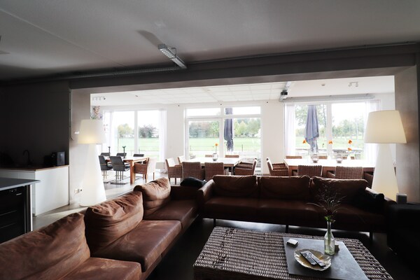 Foto van Fantastische groepsvilla op de Veluwe - Vakantiehuis in Teuge - LivingRoom
