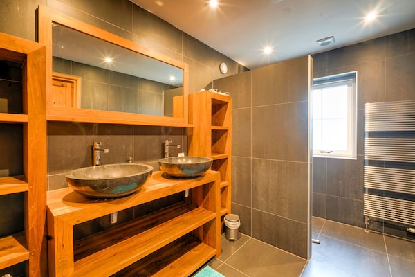 Foto van Prachtige boerderij met sauna - Vakantiehuis in Noardburgum - BathRoom