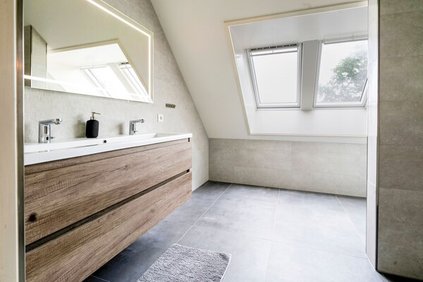 Foto van Prachtige boerderij met sauna - Vakantiehuis in Noardburgum - BathRoom