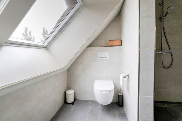 Foto van Prachtige boerderij met sauna - Vakantiehuis in Noardburgum - BathRoom
