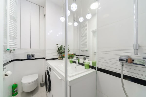 Foto van Warschau Stadsappartement met balkon - Vakantiehuis in Warszawa - BathRoom