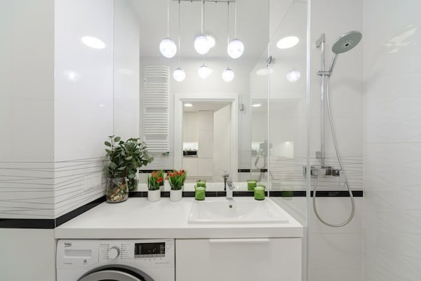Foto van Warschau Stadsappartement met balkon - Vakantiehuis in Warszawa - BathRoom