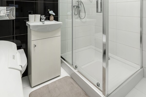 Foto van Ploudalmézeau Huis met Verwarmd Zwembad - Vakantiehuis in Warszawa - BathRoom
