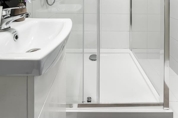 Foto van Ploudalmézeau Huis met Verwarmd Zwembad - Vakantiehuis in Warszawa - BathRoom