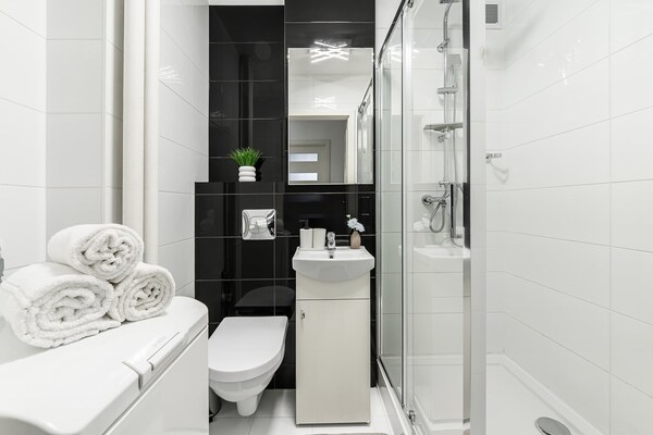 Foto van Ploudalmézeau Huis met Verwarmd Zwembad - Vakantiehuis in Warszawa - BathRoom