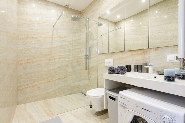 Foto van Siedmiogrodzka appartement met uitzicht - Vakantiehuis in Warszawa - BathRoom