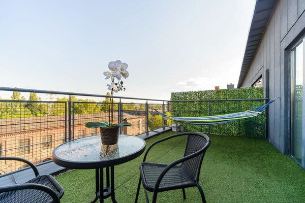 Foto van Loft in het historische Scheibler-gebied - Vakantiehuis in Łódź - TerraceBalcony
