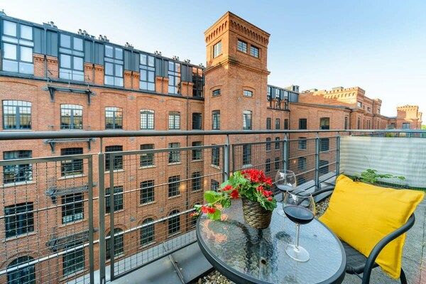 Foto van Loft in het historische Scheibler-gebied - Vakantiehuis in Łódź - TerraceBalcony