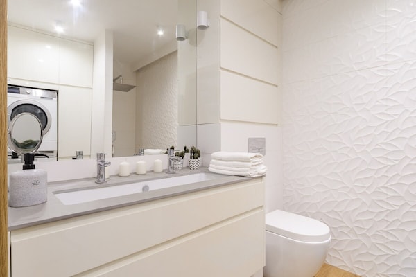 Foto van Loft in het historische Scheibler-gebied - Vakantiehuis in Łódź - BathRoom