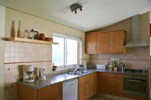 Foto van Vakantiehuis in Covas met Zwembad en Natuur - Vakantiehuis in Covas - Kitchen